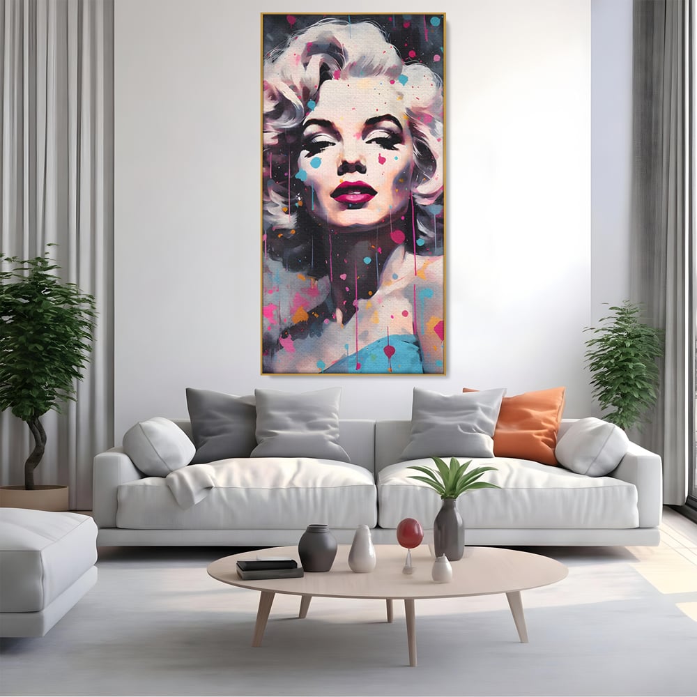 Tablou canvas cu tablou canvas cu marilyn monroe, in rama de aluminiu auriu, pe perete intr-un living